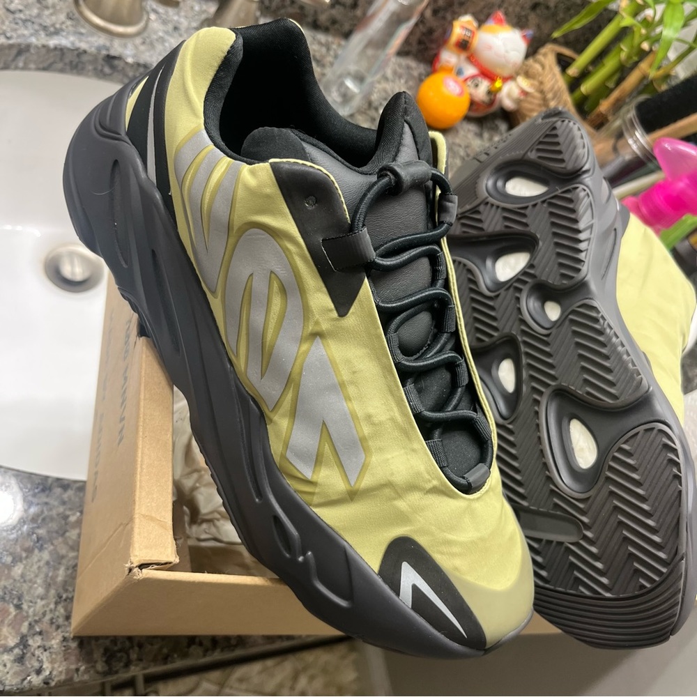 Yeezy 700 - Picture 2 of 3
